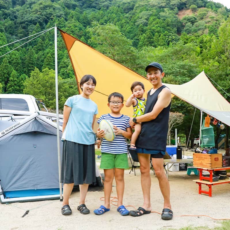 キャンプ情報サイト［ランタン］さんのインスタグラム写真 - (キャンプ情報サイト［ランタン］Instagram)「CAMP SMILE STYLE ／ 空気を入れるだけで簡単に テントができるヘイムプラネット ＼ いろんなキャンパーのキャンプスタイルを現地取材と一般キャンパーからの投稿で数多く掲載してます。 . . 詳しくは @lantern.camp  webサイトをご覧ください . . #camp #camping #outdoor #travel #trip #lantern_smile #nature #キャンプ #キャンプ用品 #アウトドア #テント #自然 #旅行 #キャンプ初心者  #キャンプ好きな人と繋がりたい #青川峡キャンピングパーク #ヘイムプラネット #エアーテント #ファミリーキャンプ #ファミキャン」1月22日 17時59分 - lantern.camp