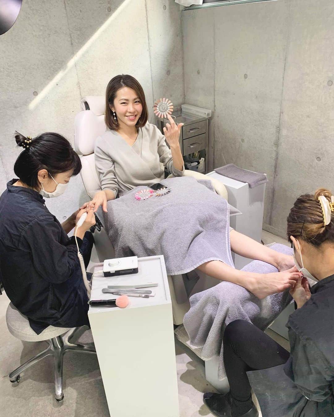のインスタグラム：「天赦日＋一粒万倍日の今日は何か新しいこと始めるといいというから、とりあえず新しいネイルサロンで一番目につく部分、ハンドとフットのネイルをダブルで綺麗にしてもらってきた！今まで行ったサロンの中で一番上手かも。ご近所にこんなところがあるとはびっくり。最近千駄ヶ谷内で全てのことを済ませている気がする…千駄ヶ谷愛が止まらない！🤩 . @unemanucurist  #ネイルサロン #千駄ヶ谷 #北参道 #nail #naildesign #nailstagram」