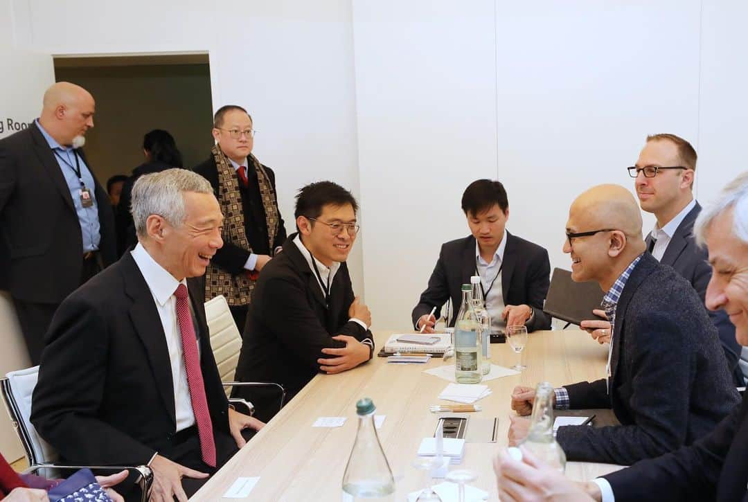 リー・シェンロンさんのインスタグラム写真 - (リー・シェンロンInstagram)「A full day of meetings yesterday on the sidelines of #wef20. Had good discussions with @microsoft CEO Satya Nadella, Hong Kong Chief Executive @carrielam.hksar, Pakistan PM @imrankhan.pti, and a working lunch with business leaders organised by EDB. ⠀⠀⠀⠀⠀⠀⠀⠀⠀ Be it leading governments or businesses, we face some common challenges, as well as issues unique to our own situations. But by seeing different perspectives and learning from one another’s experiences, often we can find new insights. – LHL ⠀⠀⠀⠀⠀⠀⠀⠀⠀ (MCI Photos by Fyrol)」1月22日 18時01分 - leehsienloong