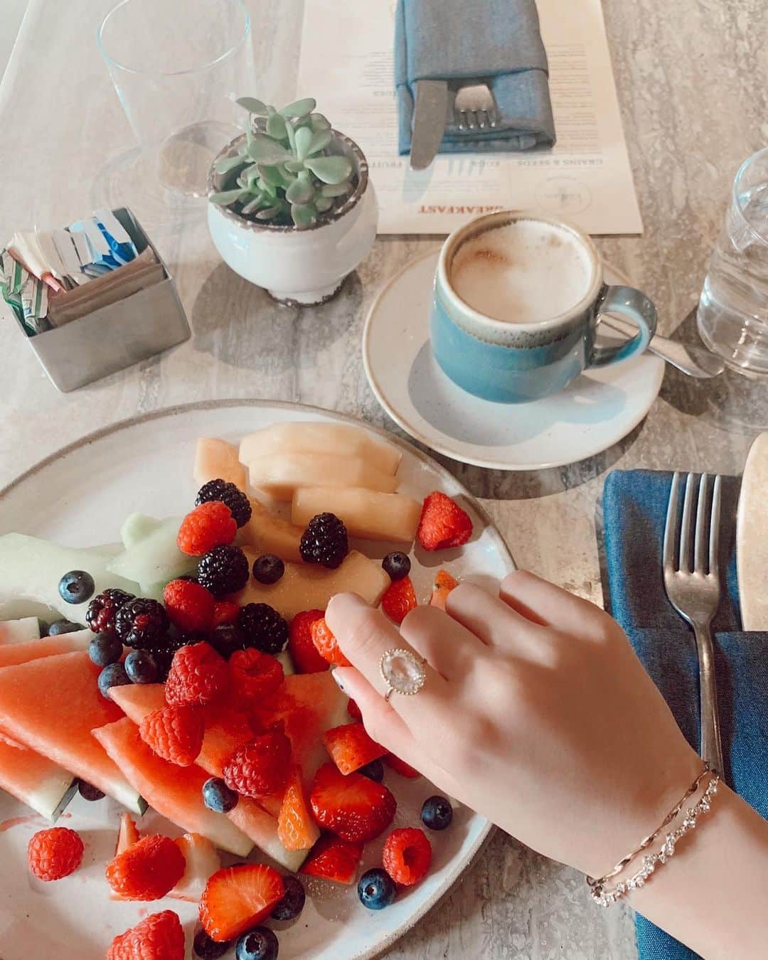 のインスタグラム：「yummy, yum 🍓🍒🍓」