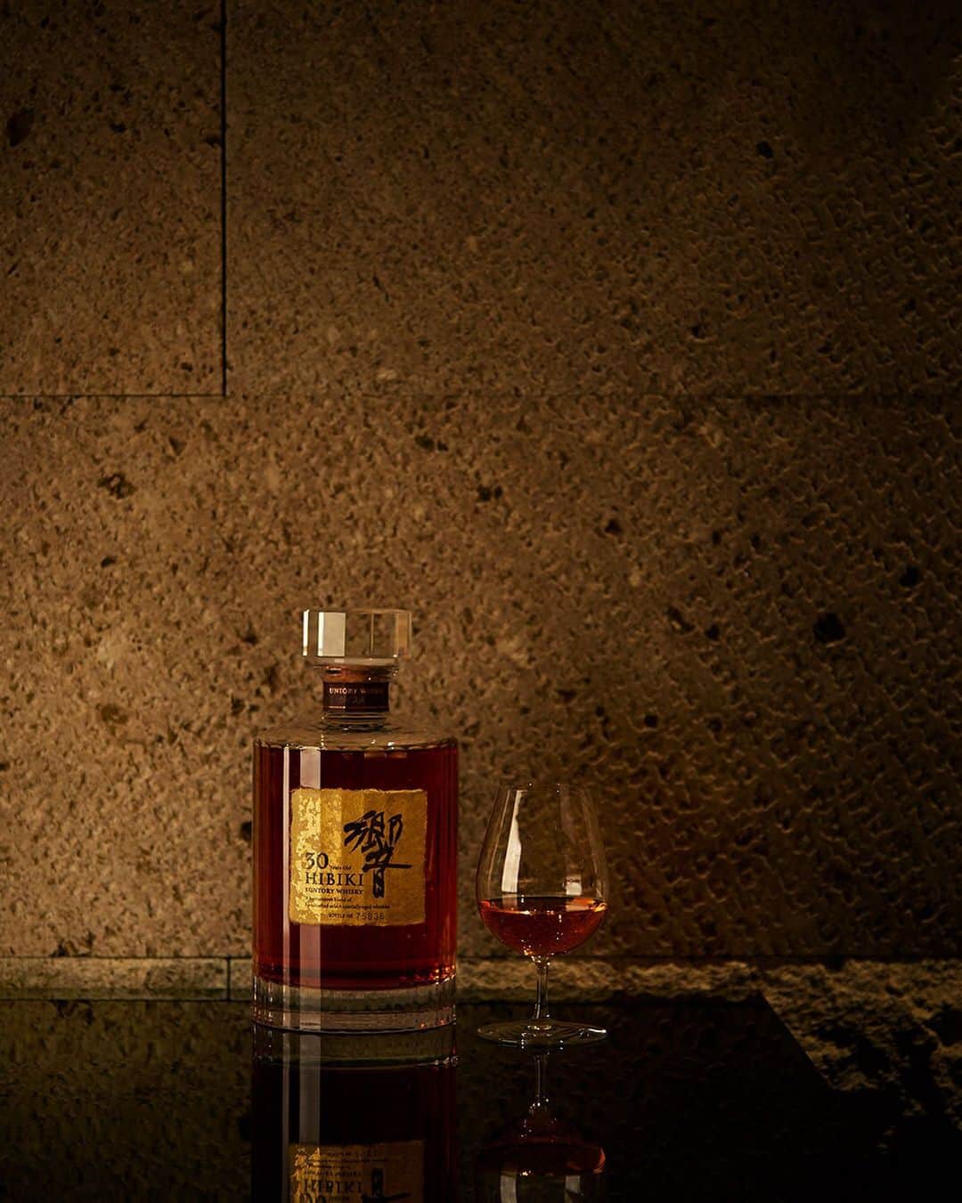 響 | SUNTORY WHISKY HIBIKIさんのインスタグラム写真 - (響 | SUNTORY WHISKY HIBIKIInstagram)「. HIBIKI TIME グラスから漂うのは、馥郁とした香り The fragrant sweet aroma wafts out of the whisky glass.  #響 #hibiki #バー #バーカウンター #bar #barcounter #bartime #whiskybar」1月22日 18時06分 - suntorywhisky_hibiki