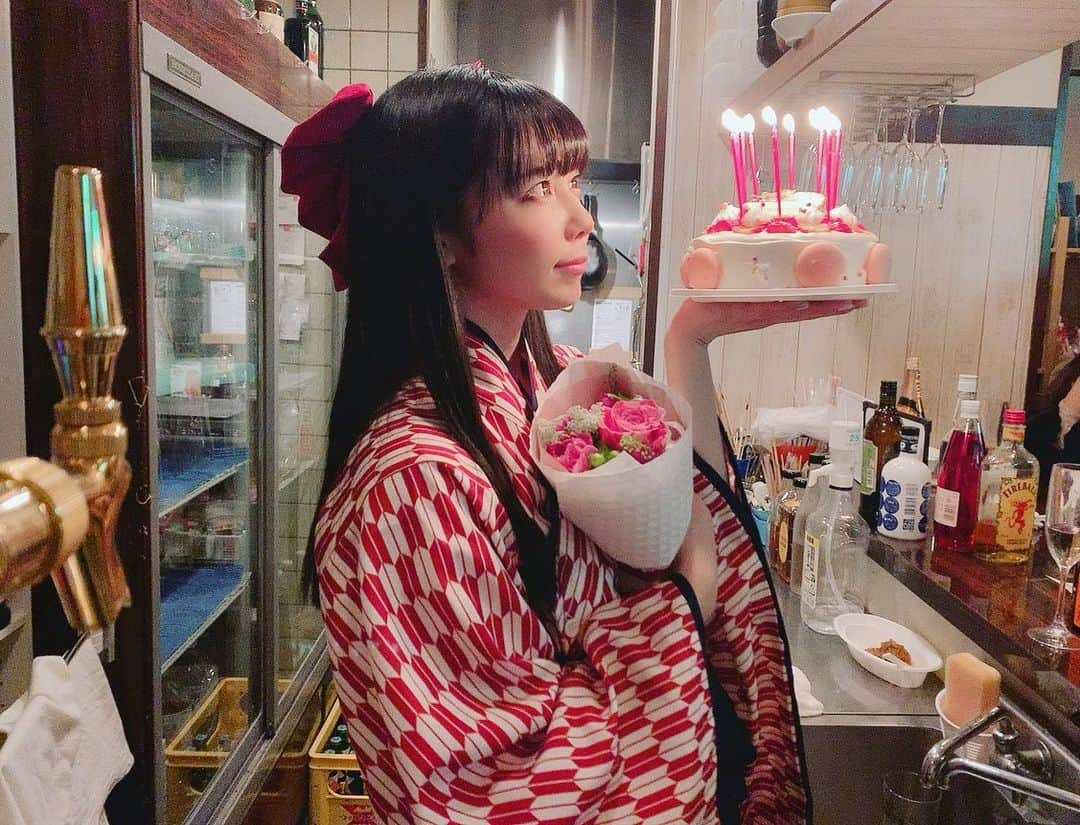 恋汐 りんごさんのインスタグラム写真 - (恋汐 りんごInstagram)「🎂 ❤️ 🎂 ❤️ スナックあざらしで、ソロステージで群馬凱旋ライブが決まったことをお祝いしてもらったなの(Ｕ///'ᴗ'///Ｕ) 突然かわいいケーキが登場したとき、しおおたんじょうびだっけ！(Ｕ )'-' Ｕ) ってなったなのけど (Ｕ⌒▽⌒Ｕ) ♡ お花とケーキと、鏡開きもさせてもらってしあわせ！ (Ｕ///'ᴗ'///Ｕ) きてくれたみんな、ありがとうの♡(Ｕ///'ᴗ'///Ｕ) ♡ #恋汐りんご #スナックしろくま  #japaneseidol  #japanesegirl  #japanese #idol」1月22日 18時06分 - sioringogo