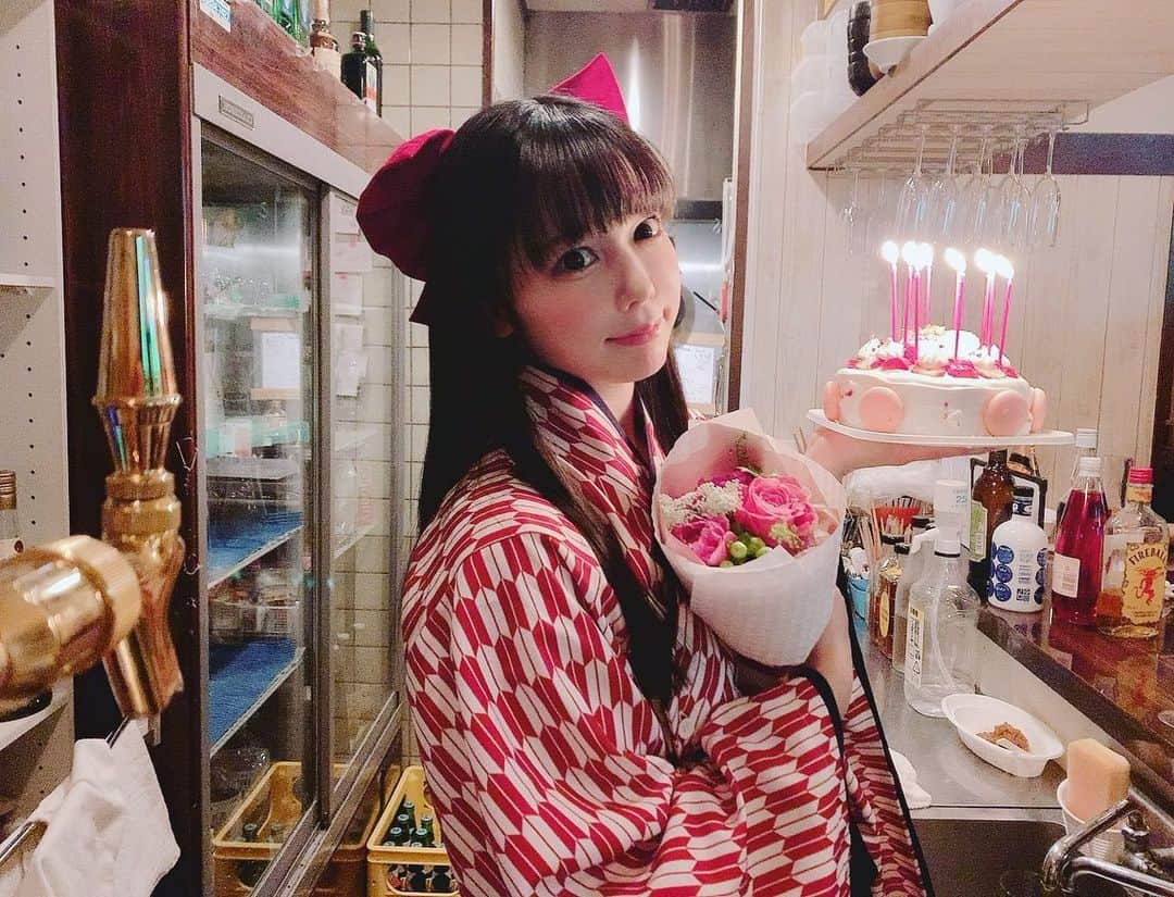 恋汐 りんごさんのインスタグラム写真 - (恋汐 りんごInstagram)「🎂 ❤️ 🎂 ❤️ スナックあざらしで、ソロステージで群馬凱旋ライブが決まったことをお祝いしてもらったなの(Ｕ///'ᴗ'///Ｕ) 突然かわいいケーキが登場したとき、しおおたんじょうびだっけ！(Ｕ )'-' Ｕ) ってなったなのけど (Ｕ⌒▽⌒Ｕ) ♡ お花とケーキと、鏡開きもさせてもらってしあわせ！ (Ｕ///'ᴗ'///Ｕ) きてくれたみんな、ありがとうの♡(Ｕ///'ᴗ'///Ｕ) ♡ #恋汐りんご #スナックしろくま  #japaneseidol  #japanesegirl  #japanese #idol」1月22日 18時06分 - sioringogo