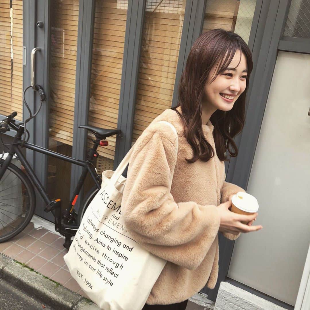 角川友紀のインスタグラム：「今週はテストやレポートに追われる日々が続いてます、、、🤦🏼‍♀️﻿ ﻿ 空きコマに息抜きしよ〜っということで外に出た時に 友達が撮ってくれました💡﻿ ﻿ 頑張って今週乗り切るぞ〜う✍🏼﻿ ﻿ あと帰りに今月号のarの表紙がまいやんだったので﻿ 思わず買っちゃいました👱🏻‍♀️ハッピー✌︎﻿ ﻿ ﻿ 🏷outer”@holidayandholiday_official ﻿ ﻿ ﻿ #テスト前#いつも追われる﻿#荷物パンパン #友達に来年こそは余裕もってやろって言ったら﻿ #それ前期も言ってたって言われた﻿ #おかしいなぁ﻿ #来年こそは、、、﻿ ﻿ #ベージュコーデ#holidayandholiday」