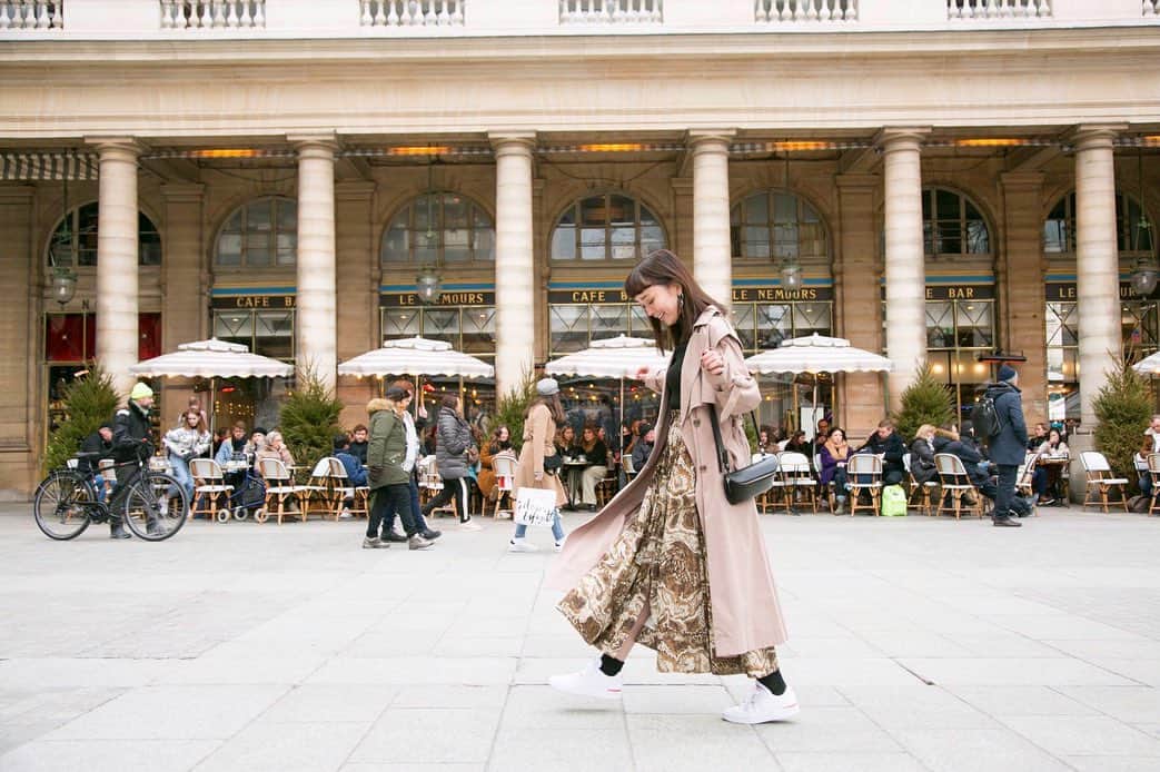 山野ゆりのインスタグラム：「パリで撮影したstylevoice.comのページがアップされているので是非見て下さい👟ストーリーとプロフィールから飛べます🥰🇫🇷 写真2枚目は富士急ハイランドのパン屋さんカフェブリオッシュにて去年のハロウィンに期間限定でコラボしたパン。私もお気に入りだったカラフルなクロワッサン🥐ご好評につき通常販売が開始しました。嬉しい🥰富士急行ったら是非食べてみてね🥐  3枚目の写真は福岡の中洲にあるレストランバラティエ🍴リニューアルオープンの際にお店のディレクションをさせて頂きました。お料理に合うパンはあーだこーだどーだとかだけじゃなく、内装デザインなども少しだけ参加させて頂きました。シェフのお料理が本当に素晴らしいので是非福岡に行ったら食べてみてね🍞🐟 #paris#paris1#cafe#nike#sneakers #富士急ハイランド#パン#クロワッサン#福岡#中洲#バラティエ#🍞#🇫🇷#👟」