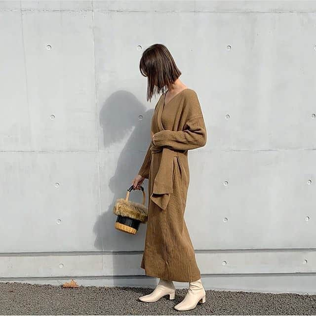 titivateさんのインスタグラム写真 - (titivateInstagram)「. . 【 style share 】 ウエストマークカシュクールニットワンピース 品番:AUXP2326 ¥4,990+tax . @miiikunkun 様、素敵なコーディネートありがとうございます✨ カシュクールのVネックでデコルテをキレイに見せてくれる程良く厚みのあるニットロングワンピース🍂 大人シンプルでこなれ感のある一枚です✨👌🏻 . ＼ タイムセール 対象商品🎉 ／ 1/24(金)10:59まで期間限定タイムセール実施中🎶 こちらのアイテムも今だけさらに2290円でお得にお買い求めいただけます‼️🛒 . STYLE SHARE 募集中！ titivateのアイテムを取り入れてコーデを投稿しよう！ ハッシュタグは『#titivatestyle』 . 素敵な着こなしで、もしかしたらtitivateのアカウントで紹介されちゃうかも⁈ 「リアル」で「身近」なオシャレコーデを楽しみにしています♪ . #titivate #ティティベイト #ファッション #ニットワンピース #フロントリボン #ニット . . #Repost @miiikunkun ・・・ . . 先週に続いて今日も東京へ〜🗻!! . . 友達に会いたいなと思いつつ、、 毎回時間がないのが残念すぎる😢😢. .  #ootd one-piece @titivatejp #ウエストマークカシュクールニットワンピース . .  #titivate #ティティベイト #titivatestyle #fashion #wear #ootd #私服#160cmコーデ #コーディネート#大人カジュアル #instafashion#アラサーコーデ #プチプラ#プチプラコーデ #秋コーデ#冬コーデ #ママコーデ#ママファッション」1月22日 18時24分 - titivatejp