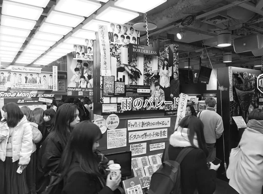 福永浩平さんのインスタグラム写真 - (福永浩平Instagram)「いよいよ本日はニューアルバム『BORDERLESS』の発売日です。🕊 渋谷タワレコの1Fもどでかく展開してくれていて本当に嬉しい。  ここから新たなスタートです。 みんないつもありがとう。🕊 #雨のパレード」1月22日 18時47分 - kohei33
