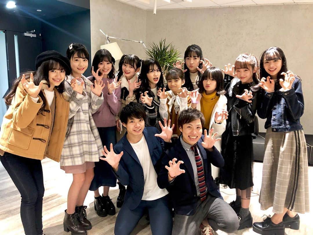 ニコ☆プチのインスタグラム：「📣🥳 本日#モっとニコプチtv シーズン2 #2 の配信日💘💘 . . アヤカ・ユナ・ルキ・コハナの4人が #大谷健太郎 監督指導のもと、 演技に挑戦したよ🧐✨ . . 収録後、MCの#ライオンロック のお二方と🦁📸⭐️ #モっとニコプチtv  #tsutaya  #tsutayaプレミアム  #tsutayatv  #プチモの誰かが涙…？！ #くわしくはモっとニコプチTVで検索🔍」