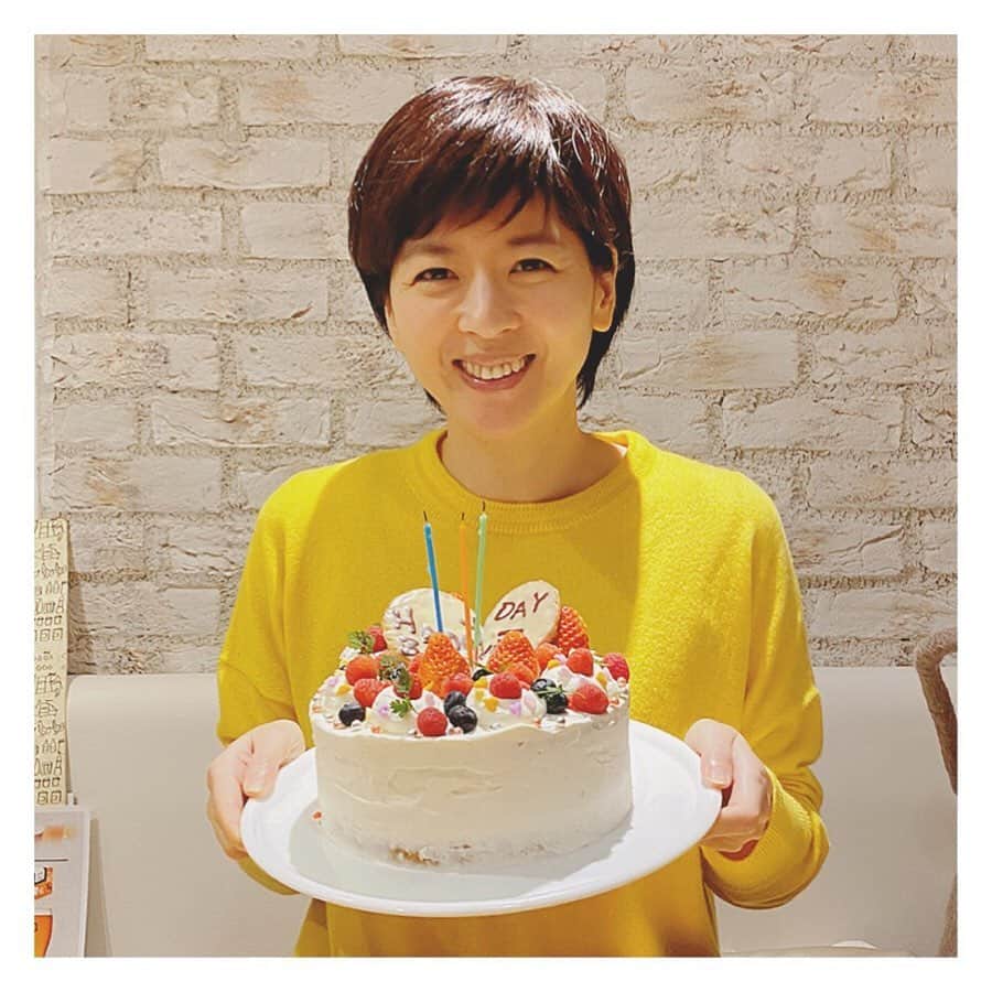 中山忍さんのインスタグラム写真 - (中山忍Instagram)「サプライズ✨  誕生日 少し前に  まだ早いよー 驚き 喜び 楽しい夜でした  今年は忍さんに ケーキを焼けて良かったと 言ってもらえる幸せ 感謝です✨  #モンブッフ #バースデーケーキ #イチゴたっぷり」1月22日 18時39分 - _shinobu_nakayama_