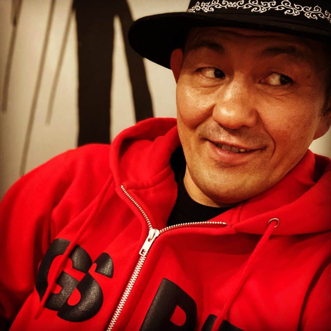 のインスタグラム：「RED  #piledriver_harajuku  今日から発売の新作「GSPD ZIPパーカー　モコモコプリント」なんとなく赤にしてみた。普段着用しないカラーを身につけると、なんかテンション上がる。赤モコ。あ、これは言いたかっただけ。」