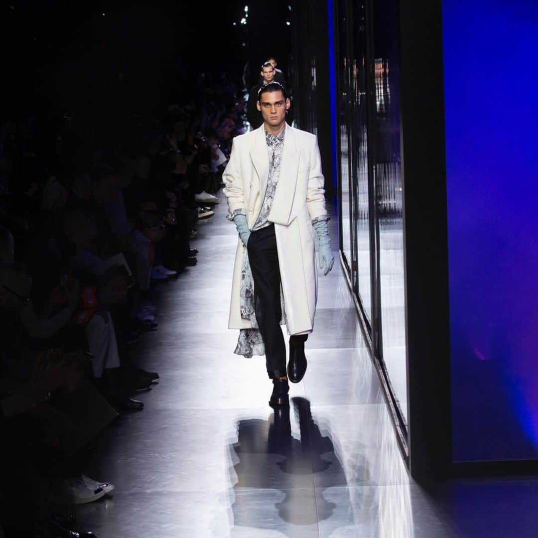 LVMHさんのインスタグラム写真 - (LVMHInstagram)「The Fashion Week in Milan and Paris highlights once again the exceptional savoir-faire and creativity of our Maisons.  Like reminiscences of couture and Dior's heritage, the #DiorWinter20 men's collection by @MrKimJones brimmed with references to flou and tailoring techniques.  The artistic director also pays homage to the House's founding couturier, with all of the colors from when he was designing represented, including Dior gray and eggshell blue, a modern spin on the blue Christian Dior himself was so fond of.  #DIOR #KimJones #MrKimJones #DiorByKimJones」1月22日 18時51分 - lvmh