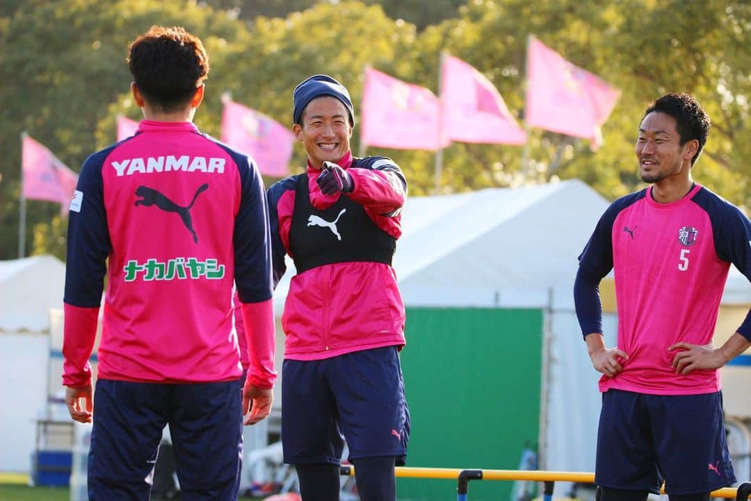 都倉賢のインスタグラム：「みんなと一緒にサッカーが出来る幸せを噛みしめながら復帰に向けて頑張るぞ💪  良い時もあるし悪い時もあるけど、悪い時に感じた事、学んだ事、気づきって、必ずしも悪い事ではない。  例えば、若い頃はフロンターレで全然試合に出る事が出来なくて本当に悔しい思いをしたけど、そのぶん忍耐力がついたと思うし、メンバー外の気持ちも凄く理解出来る。  全然ゴール出来ない時に、どうやったらゴールを取れるようになるかをより論理的に、再現性を高められるように自分で仮説を立てて実行する考え方を与えてくれた。  今までの悪かった時を思い返せばキリはないけど、そのキリがない悪かった時が僕を成長させてくれました。  これからもそんな状況がきても「あっ、また成長できるチャンスが来たな」と思えるように。  #返り咲きカウントダウン」