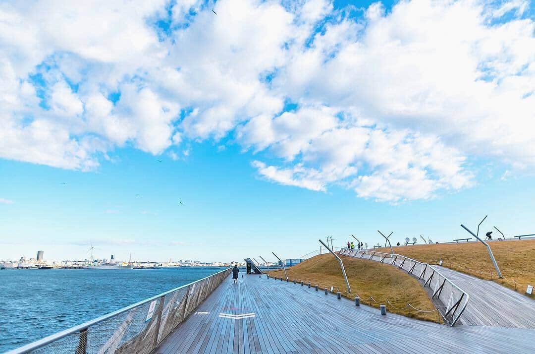 横浜市さんのインスタグラム写真 - (横浜市Instagram)「Whether it's for inspiration, fresh air, or just to go for a stroll, Osanbashi Pier is a perfect fit. Photo: @taisuke0904 #myyokohama」1月22日 18時59分 - findyouryokohama_japan