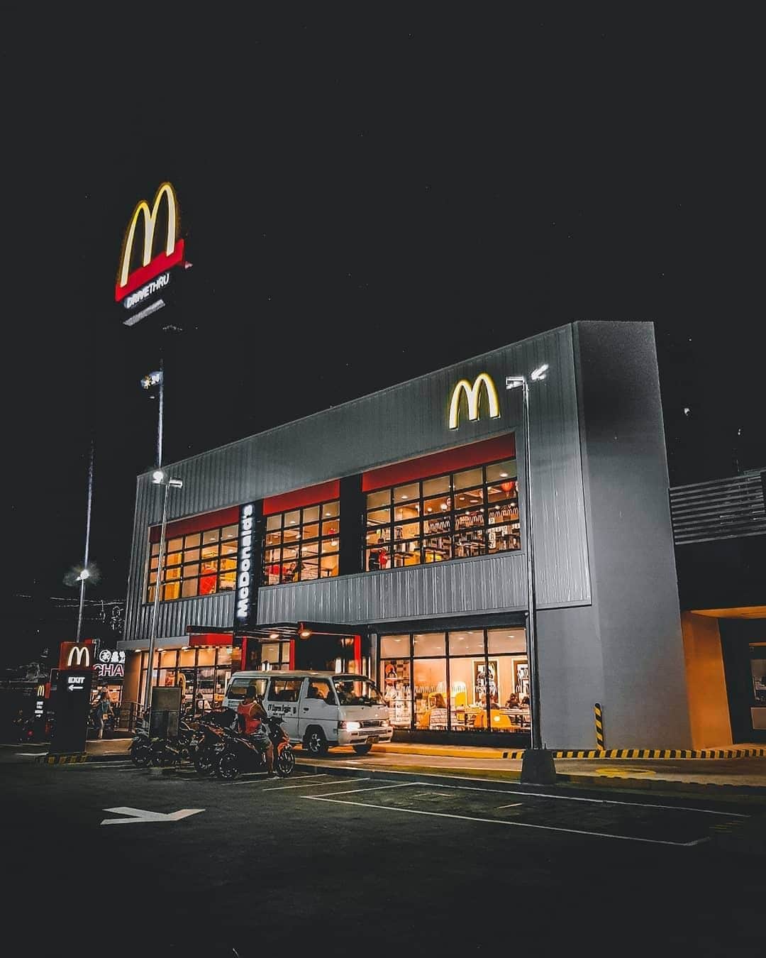 McDonald's Philippinesのインスタグラム：「Plans were made within these walls. What’s your #KwentongMcDo? Thanks for sharing yours @theintrovertsouthie! ❤️」