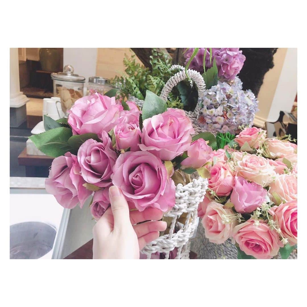 岩田陽菜さんのインスタグラム写真 - (岩田陽菜Instagram)「結構前の写真ですっ🌸💐💠🏵﻿ ﻿ 綺麗☺️﻿ ﻿ ﻿ ﻿ #花#flower#バラ#薔薇#rose#紫陽花#pink#blue#purple#kitchen」1月22日 19時11分 - hina_naso_stu48