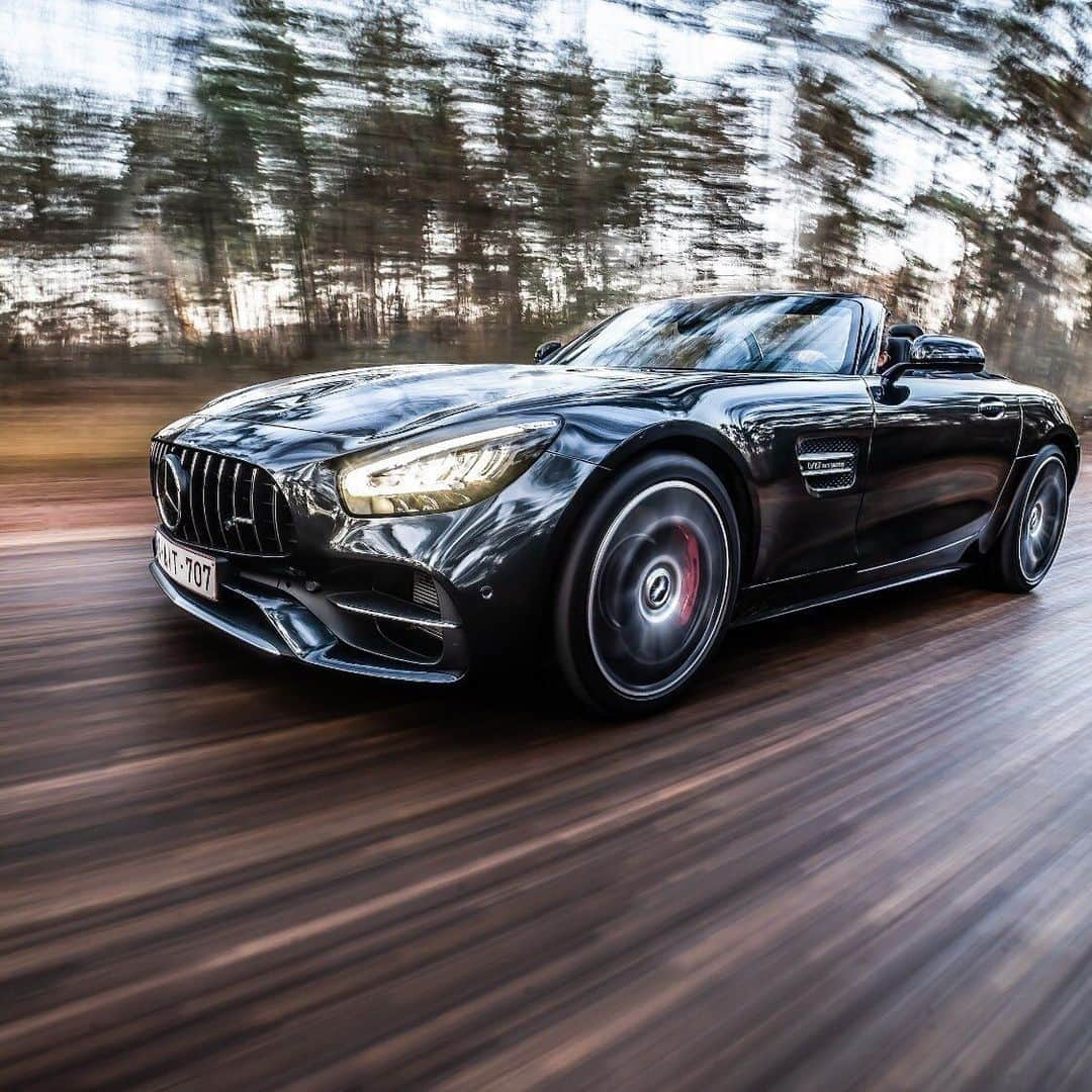 Mercedes AMGさんのインスタグラム写真 - (Mercedes AMGInstagram)「[Kraftstoffverbrauch kombiniert: 11,5 l/100 km | CO₂-Emissionen kombiniert: 262 g/km | amg4.me/efficiency-statement]  There is no shortage of details on the stunning Mercedes-AMG GT S Roadster. 📷 @ollivisionphotography  #MercedesAMG #DrivingPerformance #AMGGTFAMILY #GTS」1月22日 19時21分 - mercedesamg