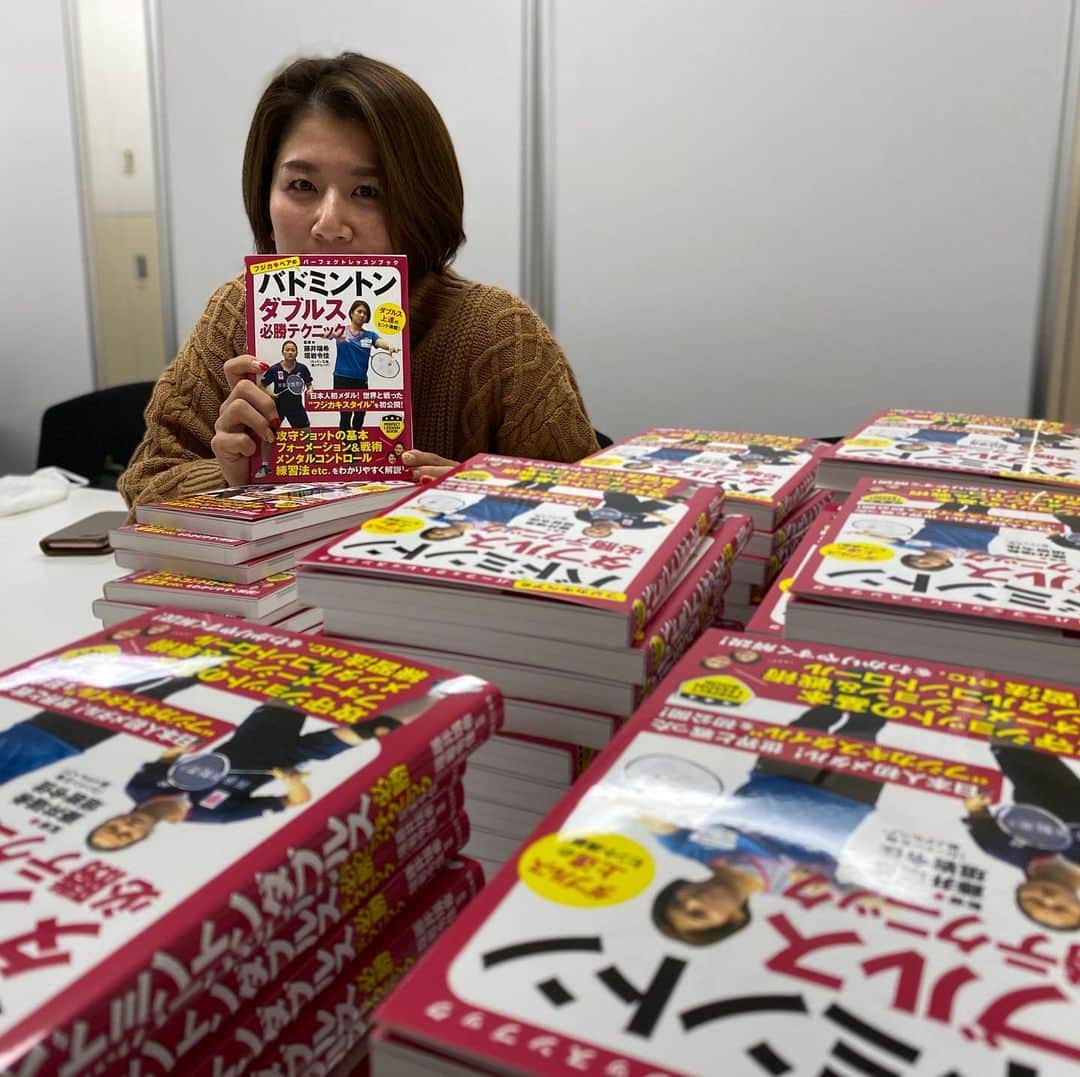 のインスタグラム：「・ ・ イベントがあるわけではないのですが、ちょっ色々ありまして520冊サインしてきました😂💕 ・ ・ 意外と余裕でした‼️笑 ・ ・ #フジカキペア #本 #サイン書いたよ」
