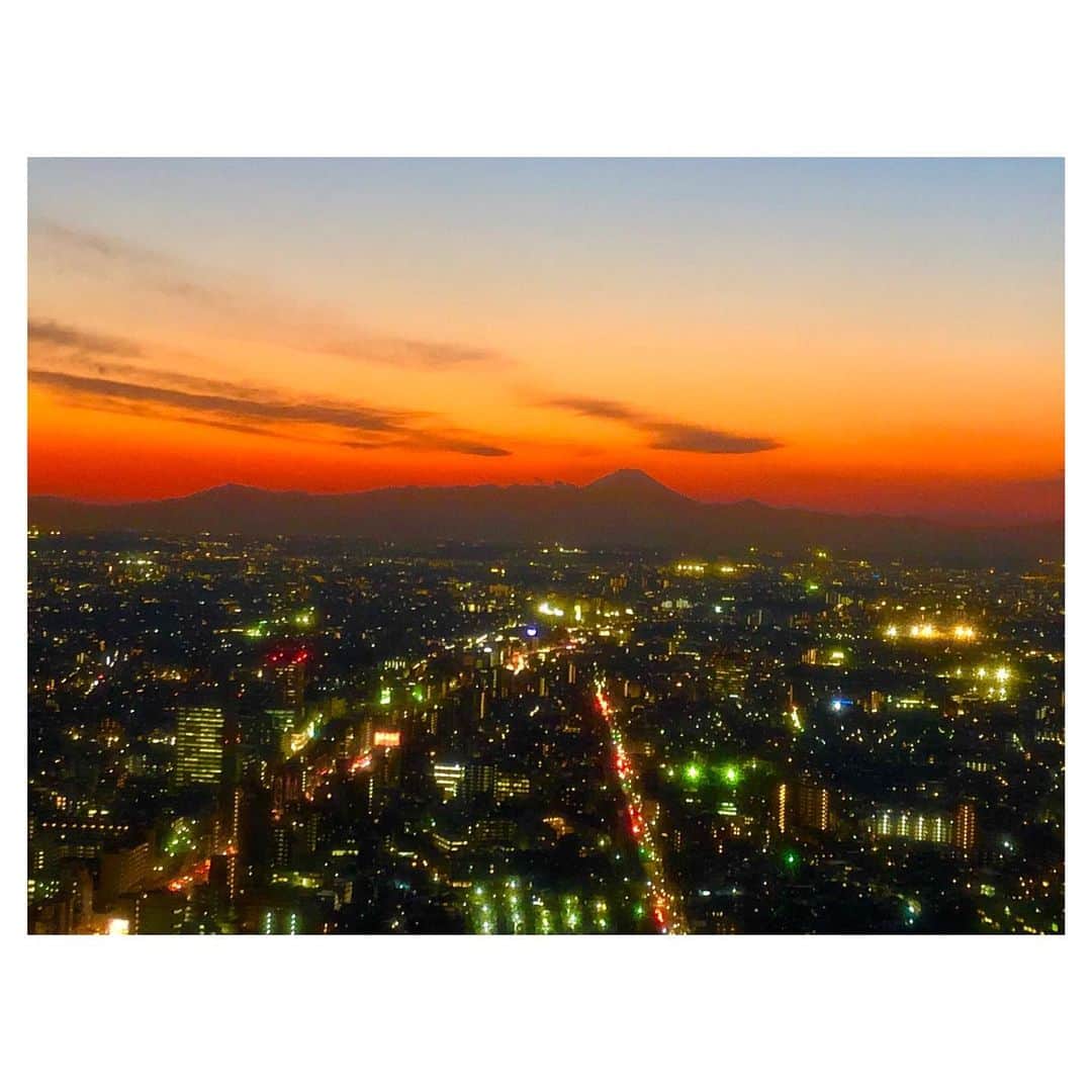 川村優希のインスタグラム：「先日の東京オペラシティからの夕焼け🌇 富士山のシルエットもくっきり、とても綺麗でした。 冬の空が好き😌 . . #夕焼け #夕焼け空 #magichour」