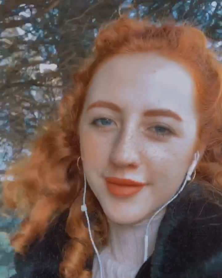 ベッキー・クルーエルのインスタグラム：「what am I listening to ... ?」