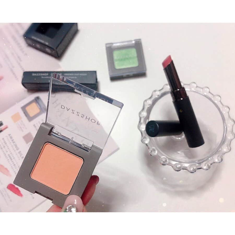 rinaさんのインスタグラム写真 - (rinaInstagram)「#dazzshop @dazzshop_official 2020 spring collection . 新作アイシャドウ、 #alluredsingleeyeshadow 27(オレンジ)を上まぶたに。 下まぶたインラインに既存色の 04(グリーン)をチラッと。 . リップは、 くすみピンク(こちらも新色) #awakingsilkyrouge 04 を使いましたー！ (2枚目スワイプしてね☞﻿) . マットな赤みオレンジシャドウ が、お気に入り♡ これから春メイクが楽しみー！ . #dazzshopメイク #メイクアップ #アイシャドウ #メイク #アイメイク #シングルアイシャドウ #単色アイシャドウ #マット #リップ #口紅 #グロス #春メイク #春コスメ #デパコス #プチプラ #プチプラコスメ #まつ毛 #マスカラ #アイブロウ #アートメイク #ヘア #beauty #cosmetics #spring #shopping #hair #pr」1月22日 19時29分 - rina.xx.917