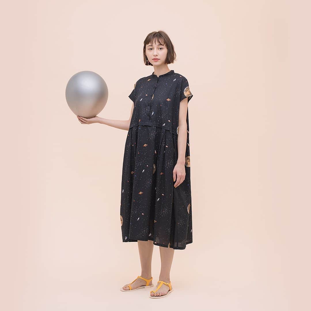 marbleSUD(マーブルシュッド) のインスタグラム：「春夏コレクションの中で早くも人気を集めているのが、壮大な宇宙を描いたテキスタイル「Universal Dot」。アポロが月に行ってから50年…。大きな月の周りには、宇宙飛行士にUFO、タコのような宇宙人！見ているだけでワクワクしてくる楽しいテキスタイルが完成しました。」