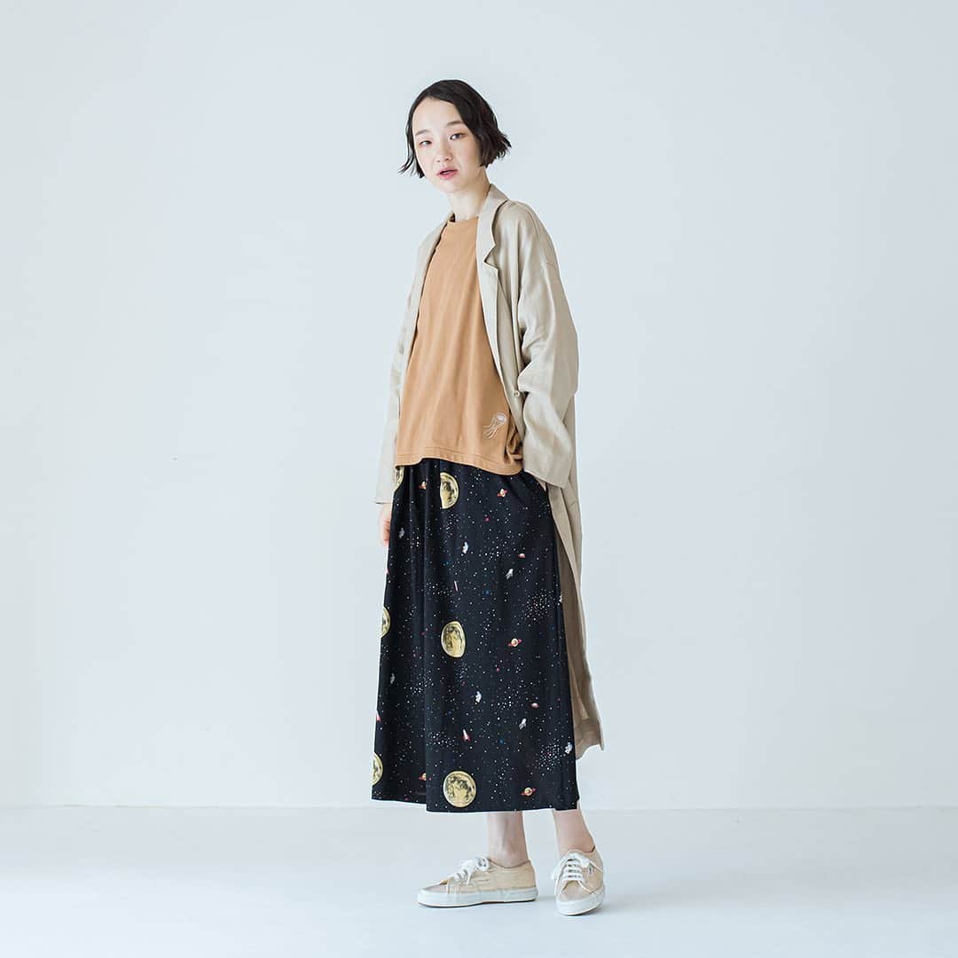 marbleSUD(マーブルシュッド) のインスタグラム：「春夏コレクションの中で早くも人気を集めているのが、壮大な宇宙を描いたテキスタイル「Universal Dot」。アポロが月に行ってから50年…。大きな月の周りには、宇宙飛行士にUFO、タコのような宇宙人！見ているだけでワクワクしてくる楽しいテキスタイルが完成しました。」