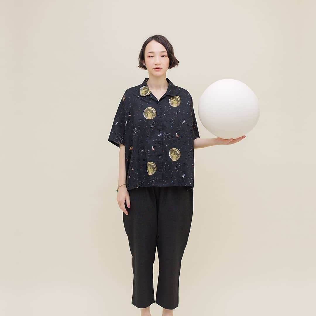 marbleSUD(マーブルシュッド) のインスタグラム：「春夏コレクションの中で早くも人気を集めているのが、壮大な宇宙を描いたテキスタイル「Universal Dot」。アポロが月に行ってから50年…。大きな月の周りには、宇宙飛行士にUFO、タコのような宇宙人！見ているだけでワクワクしてくる楽しいテキスタイルが完成しました。」