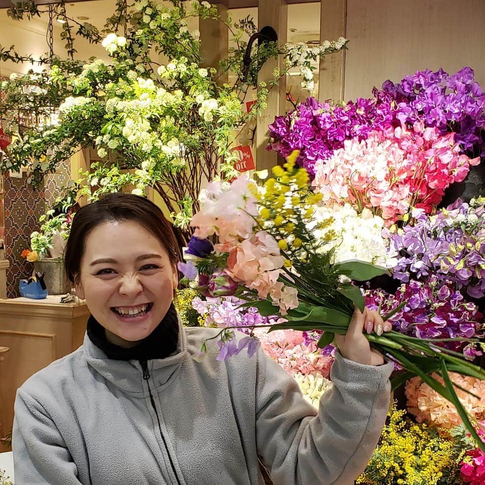 梅田陽子さんのインスタグラム写真 - (梅田陽子Instagram)「以前、一緒の現場でいつも顔を会わせていた日比谷花壇のフラワーアーティストの @yuyuyutty_25 ちゃん。いつもお花のことを教えてくれた素敵な女性。でも移動になってしまったのよね。  あれから数年。たまたま、私の所属事務所近くの店舗でフラフラ癒されにお花を見ていたら、久々に再会。 また彼女にブーケを作っていただいて、私超ご機嫌です。  #お花#日比谷花壇#お花大好き#ありがとう#嬉しい#happy#flower#ブーケ#恵比寿#アトレ恵比寿#美しいもの#sign」1月22日 19時39分 - yokoumeda