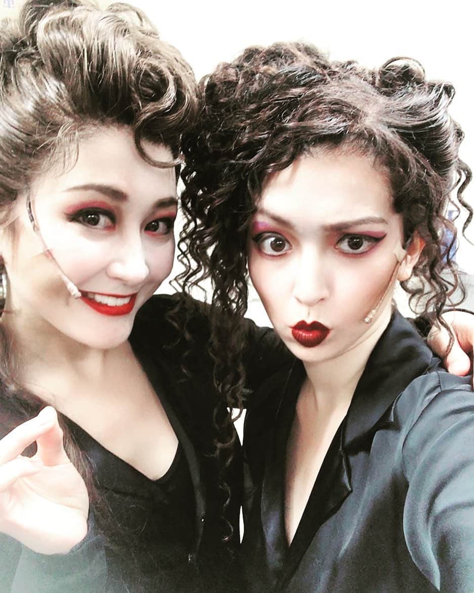 ダンドイ舞莉花のインスタグラム：「あやかと一緒に歌えて最高に楽しかった。  ありがとう。  #ダンスオブヴァンパイア #tdv #tanzdervampire #musical #theatre #japan #osaka #thankyou #vampiresinger #ヴァンパイアシンガー」