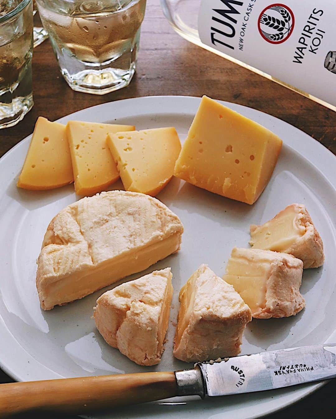 樋口正樹さんのインスタグラム写真 - (樋口正樹Instagram)「Cheese & Tumugi . 今夜はチーズとツムギ。 この発酵食の組合せも とても良く合いまして、 濃いめで、まったりと、 転がすようにゆるりと 楽しむのが美味しい◎。 . 🧀 先日のチーズプロフェッショナル協会のコムラードのイベントでも、ツムギと様々なチーズとの組み合わせを試して楽しみましたが、どれも美味しくて、中でも塩けや少し癖のあるものとのペアリングが好みでした。ちなみに今夜のチーズはゴーダとヴィニョロンマールドミュスカ。 . TUMUGIの公式サイトでは、飲めるお店の情報、カクテルレシピ、イベント情報も随時更新してますのでぜひ。 👉@wapirits.tumugi . . #TUMUGI #cheese #チーズ #チーズ好き #お酒好き #ペアリング #チーズプロフェッショナル協会 #発酵 #醗酵 #wapiritsTUMUGI #wapirits #Kojisour #Cozysour #三和酒類 #ミクソロジー #スピリッツ #和ピリッツ #大分 #宇佐 #mixologyart #madeinjapan #mixology #cocktail #mixologyst #madeincocktails」1月22日 19時34分 - higuccini