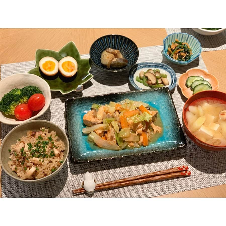 真野恵里菜さんのインスタグラム写真 - (真野恵里菜Instagram)「#いつかの夕飯 🍽 鮭のちゃんちゃん焼き ブロッコリーとトマト 味玉 茄子の煮浸し ピーマンと椎茸のポン酢ソテー ほうれん草と人参とひじきの胡麻和え きゅうりの浅漬け たこ飯🐙 お味噌汁 . . ガリシアのタコはふわっとして美味しい🐙 なので、タコ飯にしたらどうなるかな？！ と、思い立って作ってみました。 炊き上がる時間が近づくといい匂いが🤤 タコ飯にしてもふわっと柔らかくて美味しくて嬉しかった😌 . . 皆さんの今日の夕飯はなんですか？🍽 #まのごはん」1月22日 19時47分 - erinamano_official