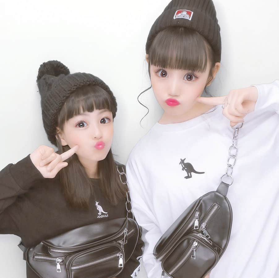 ゆずこあのインスタグラム：「リンクコーデ🖤🤍 * * bagはおそろっちなの♡ᵕ̈*⑅ @anyeeofficial」