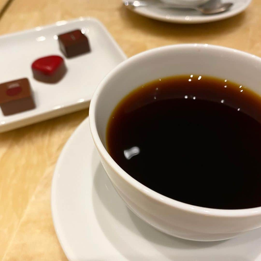 磯部奈央さんのインスタグラム写真 - (磯部奈央Instagram)「久しぶりのカフェ☕️ . さっきの記事のつづき… . 娘は寝ててくれたから、お母さんと一緒に、久しぶりのカフェで一瞬お茶しました☕️いつ起きてくるか怖くて一気飲みだった🤣💦笑 . 結局、抱っこ紐に抱えてから、帰宅するまでずっと寝てた娘。 娘的には外の景色見てないから、お出かけしたことになってないんだろうか😅笑 . . . #おでかけ #初めてのお出かけ #表参道カフェ #表参道ヒルズ #子連れカフェ #令和ベビー #令和元年ベビー #乳児#babygirl #生後1ヶ月 #0歳 #新米ママ #新米ママと繋がりたい #ママと繋がりたい #赤ちゃんのいる暮らし #あかちゃんのいる生活 #ママカメラ部 #ベビスタグラム #べびすたぐらむ #ベビー #女の子ベビー #女の子ママ #1ヶ月検診 #12月生まれ #成長記録 #育児記録 #娘」1月22日 19時42分 - nao_isobe729