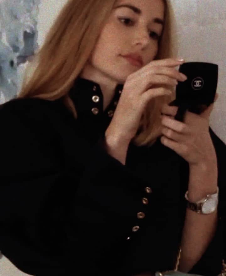 カルメン・ハミルトンのインスタグラム：「Getting ready at home with 💄 @chanel.beauty #CHANELMAKEUP」