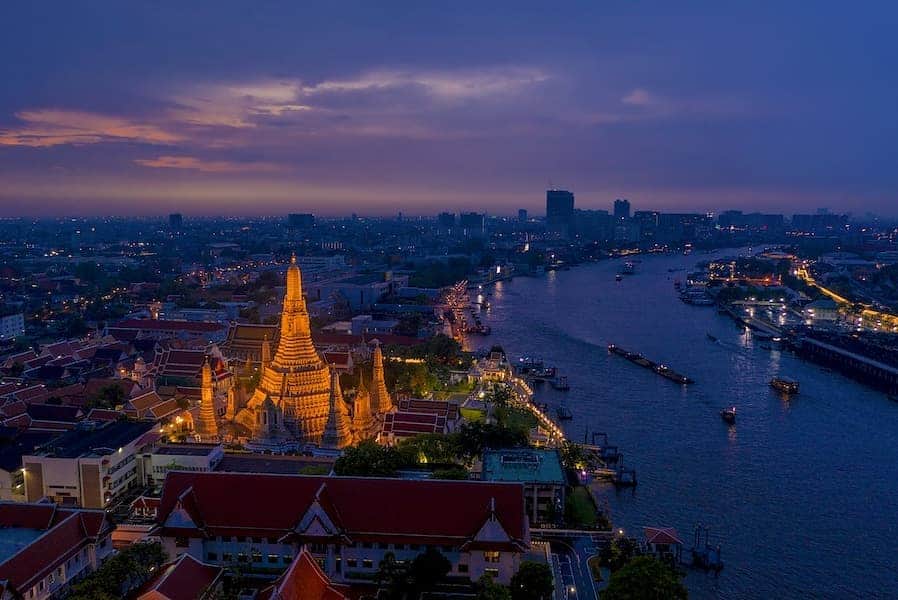 タイ国政府観光庁さんのインスタグラム写真 - (タイ国政府観光庁Instagram)「⠀ ／⠀⠀ タイでどこ行く❓何する❓⠀⠀ 今週の注目スポットは...🇹🇭✨⠀⠀ ＼⠀⠀ ⠀⠀ 📍バンコク⠀⠀ 🌟今月のテーマ：ロングバケーション⠀⠀ ⠀⠀ 今月は「Escape to Thailand」をテーマに、ロングバケーションにぴったりな注目スポットを週替わりで紹介中💁‍♂‍💞⠀⠀ ⠀⠀ 今週は日本から飛行機で約6時間、時差は2時間とアクセスが良好なタイの首都、バンコクに注目👀✨⠀⠀ ⠀⠀ バンコクは、近代的な高層ビルが立ち並び、巨大なショッピングモール、ワールドクラスのラグジュアリーホテルが点在し、世界中から注目が集まる国際都市です🏢⠀ ⠀⠀ バンコク観光でまず外せないのが、チャオプラヤー川沿いに佇む美しい三大寺院（ワット・プラ・ケオ、ワット・ポー、ワット・アルン）巡り🙏✨⠀ ⠀ 観光を楽しんだ後は、安くてかわいい雑貨や高級ブランド品、最先端ファッションまで何でも揃うショッピングモールでの買い物をとことん楽しんだり、おしゃれカフェで一息つくのも◎🙆💓⠀ ⠀ ⠀⠀ 観光の他にも意外と知られていないグルメやショッピングスポットなど、常に新しい情報が満載のバンコクは飽きが来ず、まさにバケーションを楽しむのにぴったりの旅先です☺️⠀ ⠀⠀ #タイ #バンコク #寺院 #お寺巡り #買い物 #ショッピング #バンコクカフェ #カフェ巡り #こんなタイ知らなかった#はじめてのタイ #タイ旅行 #バンコク旅行 #女子旅 #家族旅行 #子連れ旅行 #旅好きな人と繋がりたい #旅行好きな人と繋がりたい #海外旅行 #旅行 #東南アジア #thailand #bangkok #amazingthailand #thailandtravel #thailandtrip #thai #thaistagram #lovethailand #longvacation」1月22日 19時44分 - amazingthailandjp