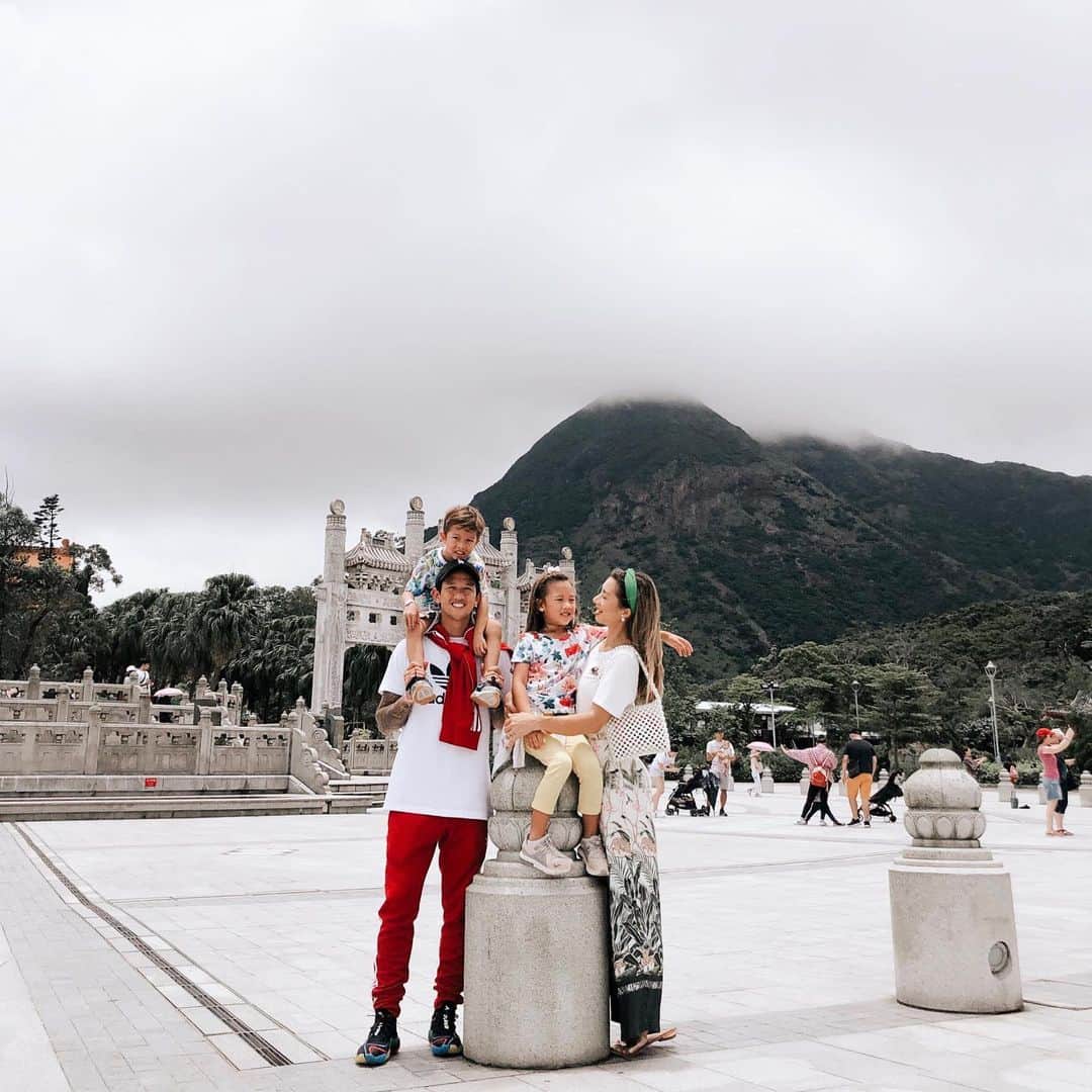 Jennifer Bachdimさんのインスタグラム写真 - (Jennifer BachdimInstagram)「My best memories are the ones we make together as #teamBachdim. I remembered our trip to Hong Kong last year where we got to visit Ngong Ping Village, this place has such an amazing view! To reach the village we took NP360 cable car, where we saw the beautiful natural scenery of Lantau Island from our Crystal Cabin Cable Car. There is definitely so much more we want to explore in Hong Kong 😍 . .  Do you want to create unforgettable memories and take awesome family pictures like us? Now will be the right time to plan your trip and seek for great deals, for theme parks, attractions, airplane tickets dan many more at http://bit.ly/hkflashsaleon-id. . . Well, what are you waiting for? Plan your family trip to Hong Kong now, Hong Kong is ON! #DiscoverHongKong #holiday #tb」1月22日 19時50分 - jenniferbachdim