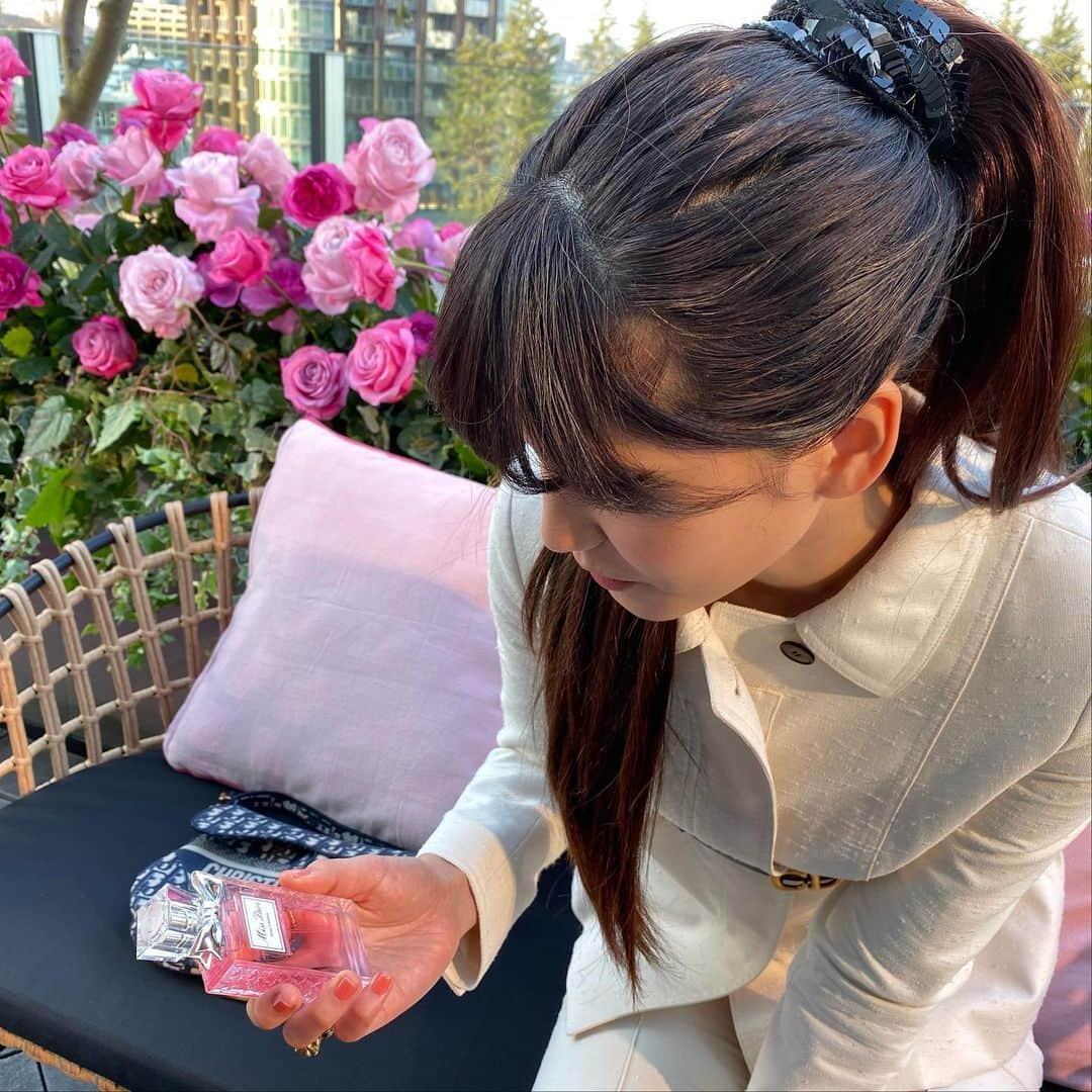 山崎紘菜さんのインスタグラム写真 - (山崎紘菜Instagram)「🌹🌹🌹 @diorparfums #missdior #roseandrose」1月22日 19時53分 - hirona_yamazaki