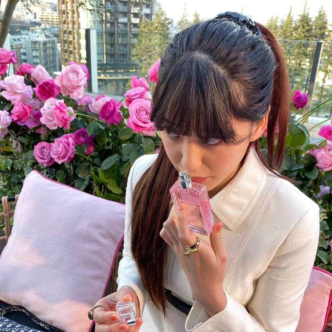 山崎紘菜さんのインスタグラム写真 - (山崎紘菜Instagram)「🌹🌹🌹 @diorparfums #missdior #roseandrose」1月22日 19時53分 - hirona_yamazaki