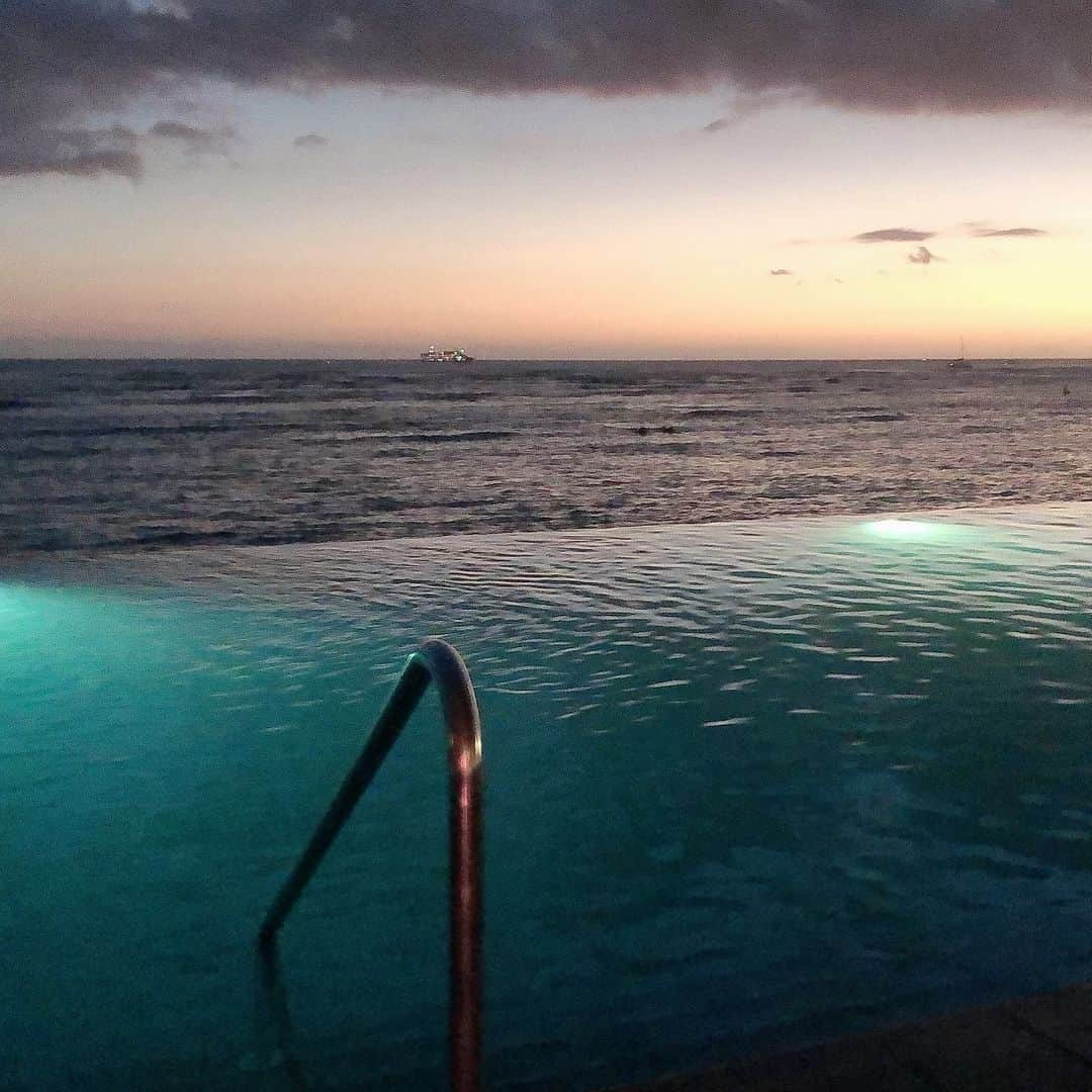 アグネス・チャンさんのインスタグラム写真 - (アグネス・チャンInstagram)「The infinity pool at Sheraton Waikiki. Right after sunset, no one was there. Serene, calm and almost magical. For a moment I owned the pool. The water was warm, the breeze gentle, the air was rich with the fragrance of the sea. Heaven on earth. Love infinity💖」1月22日 19時58分 - agneschan1