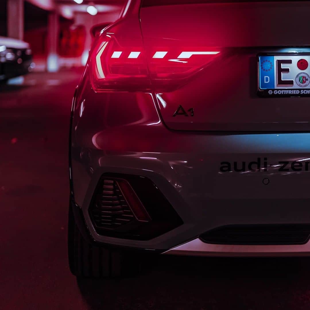 アウディ ジャパンさんのインスタグラム写真 - (アウディ ジャパンInstagram)「去りゆく姿さえ印象的なプレミアムコンパクト、Audi A1 Sportback。  LEDリヤコンビネーションライトは他と異なる圧倒的な個性を表現し、大きく前傾したワイドなCピラーは、伝説のラリーカー「Audi Sport quattro」を思い起こさせます。  #Audi #A1 #AudiA1 #アウディA1 #Audijapan #アウディ #carwithoutlimits #carsofinstagram #Audiworld #Audigenic #車好きな人と繋がりたい」1月22日 20時00分 - audijapan