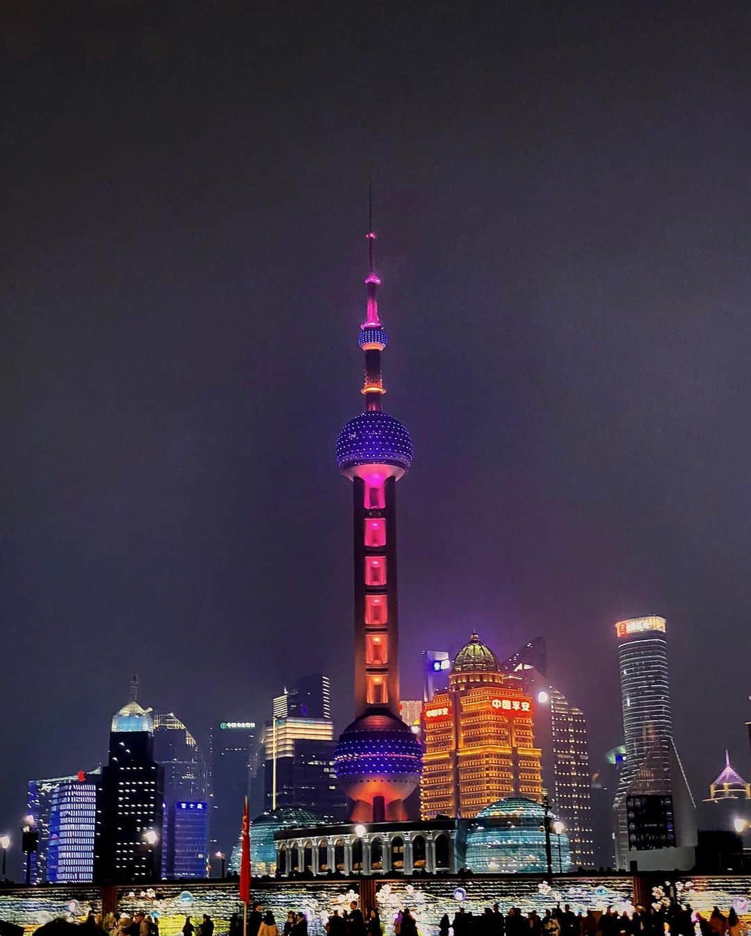 真衣ひなのさんのインスタグラム写真 - (真衣ひなのInstagram)「in Shanghai 夜の上海の街並みは、 まるでSF映画の世界でした👾 . #私がへばりついているのは #過去と未来の境界 #という名の工事中の壁 ...😏🌟 . outer @4c_jewelry」1月22日 20時21分 - hinano_mai