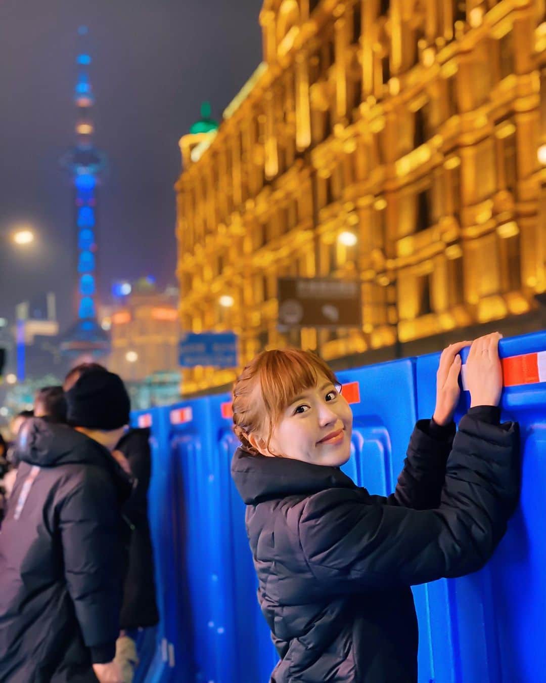 のインスタグラム：「in Shanghai 夜の上海の街並みは、 まるでSF映画の世界でした👾 . #私がへばりついているのは #過去と未来の境界 #という名の工事中の壁 ...😏🌟 . outer @4c_jewelry」