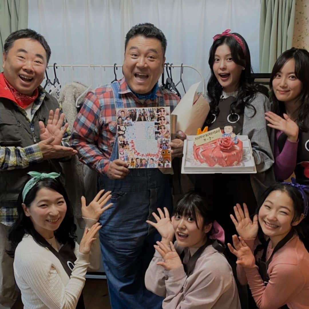 斎藤なりのインスタグラム：「先日ザキヤマさんのお誕生日を ザキ山小屋番組メンバーでお祝いしたよ🎂🥂 . ザキヤマさん、塚地さんは わたしにとって小学生の時からTVで拝見していた 憧れの芸人さんなので…こうやって 2年連続お祝いできて本当に嬉しい！ ザキ山小屋最高です！！！ そして今回は僭越ながら わたしが色紙デザインさせていただきました🥰 作ってて超楽しかったなァ✂️ . ザキ山小屋はABC放送、 毎月第2金曜 深夜 １時34分 ～OA TVerのアプリでも見逃し配信してるから是非みてね！ . #ザキヤマ さん　#ザキ山小屋」