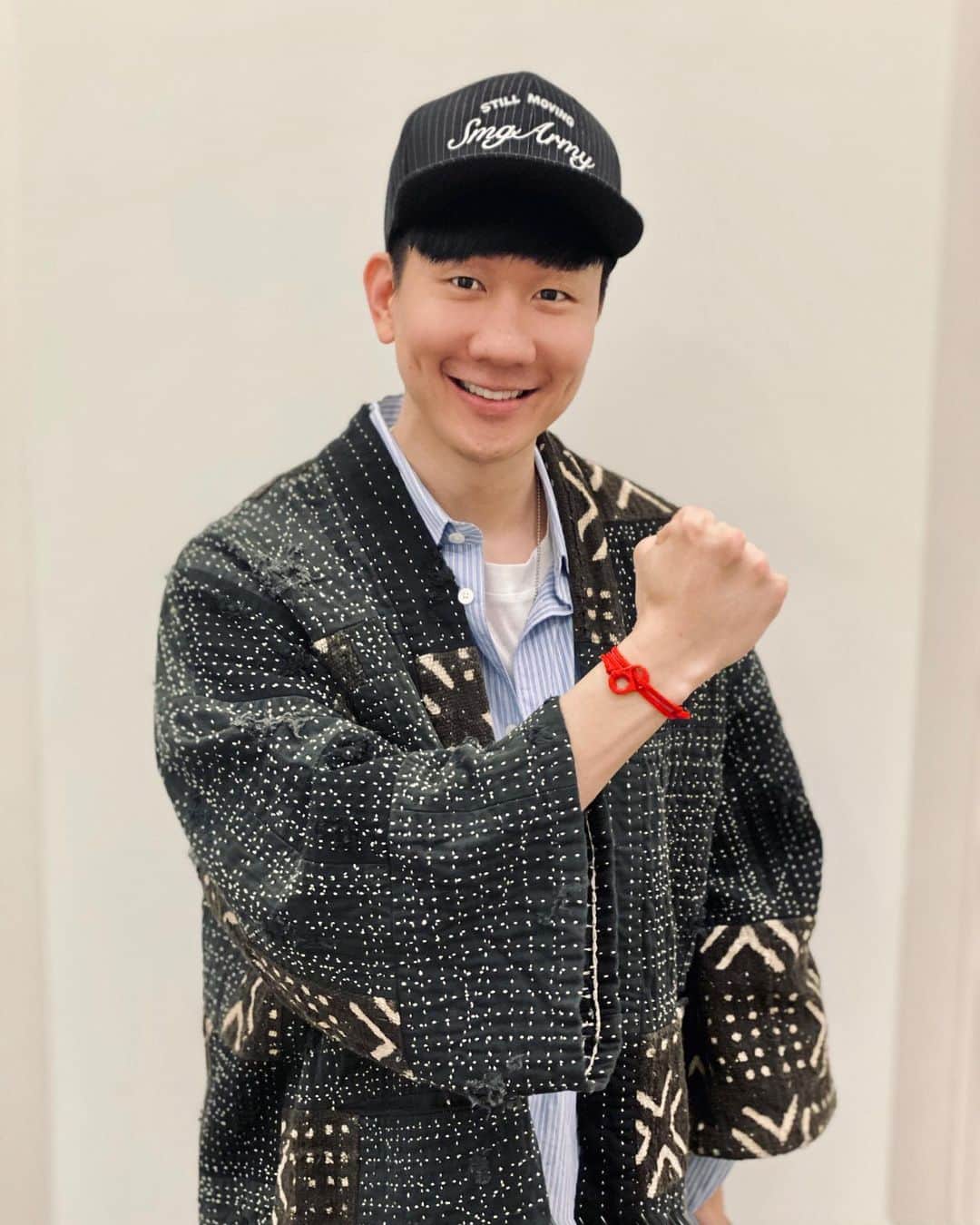 林俊傑さんのインスタグラム写真 - (林俊傑Instagram)「I have made a decision to support the #TOGETHERBAND movement, I believe with our collective efforts to act upon and share, we can help make the world a better place, to END POVERTY.  Today, nearly half of the world's population lives in poverty, and lack of food and clean water continues to kill thousands of people every single day. Together we can work towards reducing poverty and give everyone a chance to live a better life.. Come join me in the movement, head to https://togetherband.org/ website and choose a #TOGETHERBAND goal to support.  Each pack contains two #TOGETHERBANDs so whether you buy a Classic or a Mini, you can share your goal with someone important to you. When you buy your #TOGETHERBAND 100% of the proceeds from each sale are used to spread the word about the Global Goals and fund life-changing projects to build a better future for us all. #TOGETHERBANDS are crafted using innovative and sustainable materials. Handmade in Nepal from upcycled ocean plastic, 1 Kg of plastic is removed from marine environments whenever you buy a band. All of our bands generate sustainable employment. The clasp is made from decommissioned illegal firearms in the silhouette of an upcycled ring pull, in reference to the BOTTLETOP signature material.  我決定支持 #TOGETHERBAND 的公益行動，而我相信只要大家共同一起行動、分享，我們可以讓這個世界更美好！  身處現代發展繁榮的世界一隅，失衡的世界另一端佔世界人口：7億人，仍然生活在極端貧困中，正在努力滿足最基本的生活需求：健康，教育，獲得水和衛生設施等。他們因著無法抵抗天災的居住環境和受污染的土地，面臨著貧窮、飢餓甚至是疾病的威脅。全世界有五分之一的兒童生活在極端貧困中，而確保所有兒童和其他弱勢群體的社會保護對減少貧困成為至關重要的因素。 讓我們攜手共同為世界盡一點心力，關心需要幫助的人們，為所愛的世界一起努力。  你也可以上網透過 https://togetherband.org/ 網站，選擇你所關心的議題，和我一起實現這些目標。 每個盒子中都包含兩個#TOGETHERBAND 手環，可以與對自己重要的人一起分享目標。 每一筆手環收益將100％用於宣傳全球目標並資助你所選擇那一個需要被幫助的生命項目，為所有人創造更美好的未來。 每一個手環繩子部分是從海洋環境中取出1000公克可回收利用的海洋塑料手工製成，讓我們也一起創造實際可持續的就業機會。手環扣環則是由已退役的非法槍支回收製成，輪廓形狀象徵著可循環使用的拉環。  #togetherband #togetherbandfam #ubs @ubs @togetherbandofficial」1月22日 20時16分 - jjlin