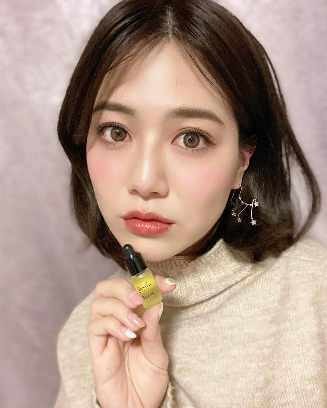 石井里奈さんのインスタグラム写真 - (石井里奈Instagram)「こんばんは❤️ . 今夜はスキンケア投稿✨ . @gamilasecret_jp のフェイスオイルワイルドローズ5mlを使用してみました🌹 . 10種類もの植物素材がブレンドされた美容液オイル✨ 洗顔したあとに顔全体からデコルテまで優しくマッサージしながら保湿してあげるの👏🍓 . そのあと化粧水塗ってファンデ塗るときちんと美容液オイルで保湿されてるからお肌ももちもちでいい感じ🙆‍♀️ . 爪にもつけてあげるとジェルネイルのもちもよくなるのでお勧めです🤔✨ . まだまだ乾燥時期が続くので保湿ケア頑張りましょう🎵 . 今日もお疲れ様でした👏 . #ガミラシークレット #gamilasecret #pr #スキンケア #skincare #オイル美容 #美容液 #おすすめコスメ #cosmetics #コスメ #メイク #艶肌 #薔薇 #ローズ #rose #ネイルケア #ジェルネイル #ハンドネイル #nail # #ネイルデザイン #保湿 #乾燥対策 #facial #フェイシャル #マッサージ #フェイシャルトリートメント #デコルテ #faicialcare #オーガニックコスメ」1月22日 20時18分 - ri7tin1025