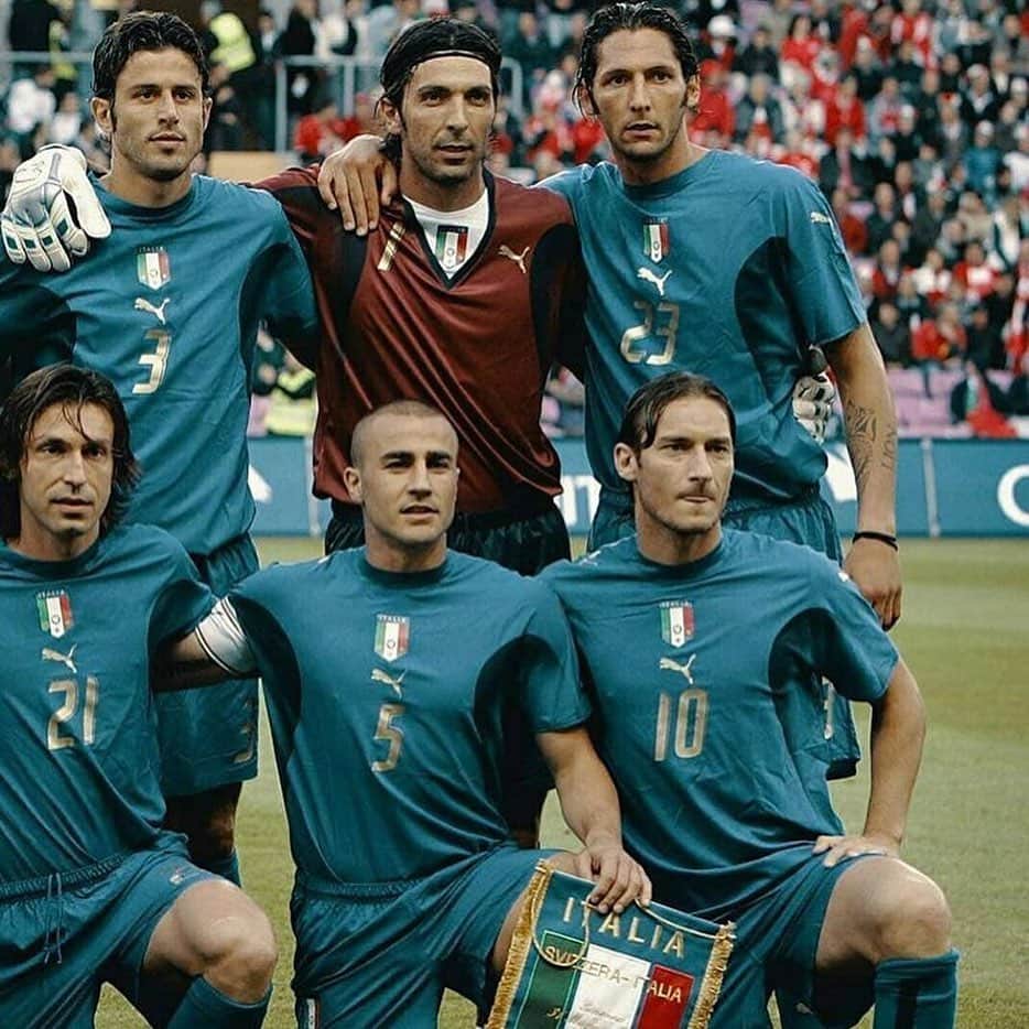 クリスティアン・ザッカルドさんのインスタグラム写真 - (クリスティアン・ザッカルドInstagram)「@azzurri 💙 #team #legends #italy #memories #tbt #soccer」1月22日 20時18分 - cristianzaccardo