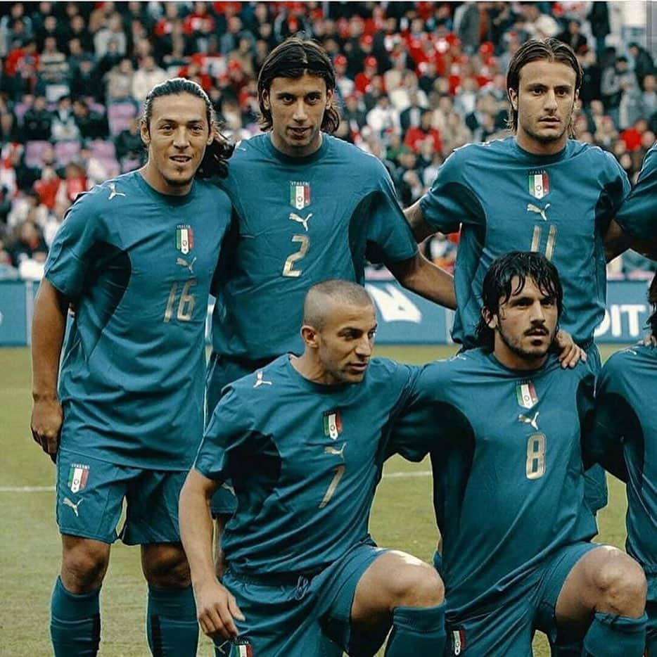 クリスティアン・ザッカルドのインスタグラム：「@azzurri 💙 #team #legends #italy #memories #tbt #soccer」