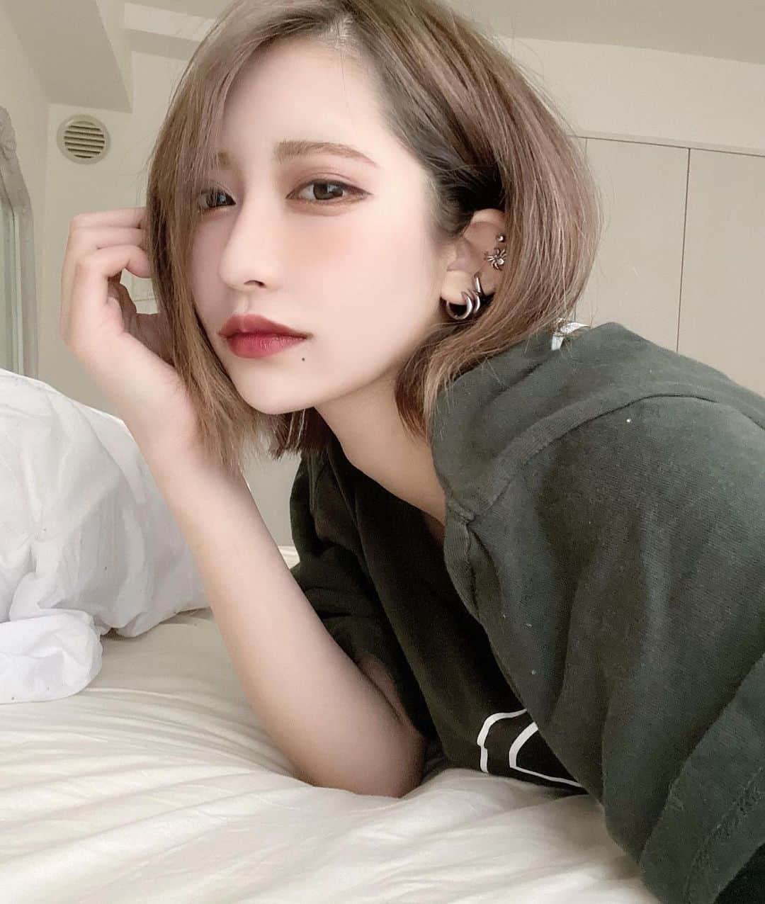 一ノ瀬りとのインスタグラム：「かみのせっとだるくて髪だけ寝癖のまま（めちゃくちゃ加工した）」