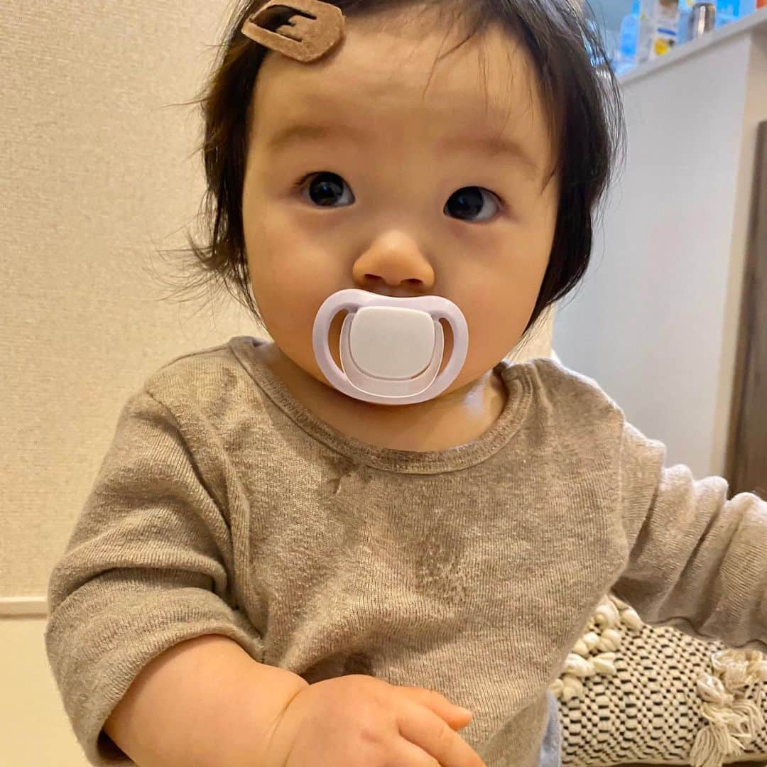 長谷川あやさんのインスタグラム写真 - (長谷川あやInstagram)「👩‍👧👩‍👧👩‍👧#ピジョンおしゃぶり#おしゃぶりFunfriends#おしゃぶりSkinFriendly#PR#小夏のいる生活 ・ ・ ・ みなさま1日お疲れ様でした😋‼️ （なぜか朝から晩までテンションMAXだった小夏さん 笑） ・ 今日はご招待いただき おしゃぶりについてのお勉強会に お邪魔してきました👩‍🦰✨ ・ 歯並びに影響するのではないかとか やめるときに苦労するのではないかと思い いままでなんとくさけてきた おしゃぶりだったのですが 使う時期や頻度に気を付けていけば ほぼ影響せずに使用できることがわかり いままでのおしゃぶりのイメージが がらっと変わりました👀‼️ ・ 1歳過ぎになったら徐々におしゃぶりの 使用頻度を減らしていき2歳半までには 使用を止めることが望まれているそうです✨ ・ 娘は8ヶ月なのでいまから おしゃぶりはじめても 咥えてくれないのではと思っていたのですが ピジョンさんの新商品SkinFriendlyは 研究に研究を重ねてとにかく赤ちゃんに心地よい かたち、やわらかさ、重さ、重心のバランスで はじめてのおしゃぶりも すんなり咥えてくれました👶💓（2枚目） ・ 見た目もシンプルなものから かわいいものまで幅広くあるので デザインの好みも合うものが きっと見つかると思います💛 ・ おしゃぶりで赤ちゃんに リラックス効果を与えられたり ぐずったときの対策としても 活躍するアイテムだと思うので これからは上手く付き合っていきたいです✨」1月22日 20時19分 - ayasuke_0516