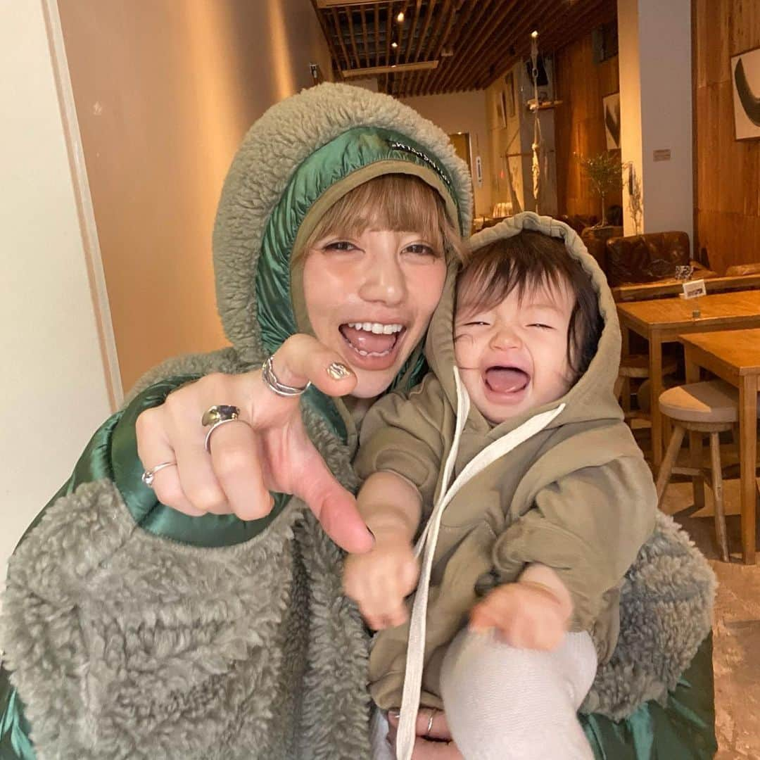 長谷川あやさんのインスタグラム写真 - (長谷川あやInstagram)「👩‍👧👩‍👧👩‍👧#ピジョンおしゃぶり#おしゃぶりFunfriends#おしゃぶりSkinFriendly#PR#小夏のいる生活 ・ ・ ・ みなさま1日お疲れ様でした😋‼️ （なぜか朝から晩までテンションMAXだった小夏さん 笑） ・ 今日はご招待いただき おしゃぶりについてのお勉強会に お邪魔してきました👩‍🦰✨ ・ 歯並びに影響するのではないかとか やめるときに苦労するのではないかと思い いままでなんとくさけてきた おしゃぶりだったのですが 使う時期や頻度に気を付けていけば ほぼ影響せずに使用できることがわかり いままでのおしゃぶりのイメージが がらっと変わりました👀‼️ ・ 1歳過ぎになったら徐々におしゃぶりの 使用頻度を減らしていき2歳半までには 使用を止めることが望まれているそうです✨ ・ 娘は8ヶ月なのでいまから おしゃぶりはじめても 咥えてくれないのではと思っていたのですが ピジョンさんの新商品SkinFriendlyは 研究に研究を重ねてとにかく赤ちゃんに心地よい かたち、やわらかさ、重さ、重心のバランスで はじめてのおしゃぶりも すんなり咥えてくれました👶💓（2枚目） ・ 見た目もシンプルなものから かわいいものまで幅広くあるので デザインの好みも合うものが きっと見つかると思います💛 ・ おしゃぶりで赤ちゃんに リラックス効果を与えられたり ぐずったときの対策としても 活躍するアイテムだと思うので これからは上手く付き合っていきたいです✨」1月22日 20時19分 - ayasuke_0516